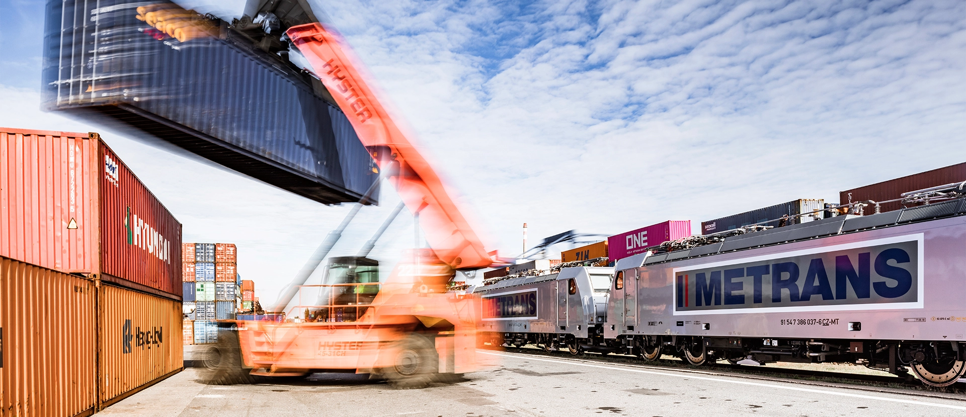 Looking at a Metrans train (Photo)
