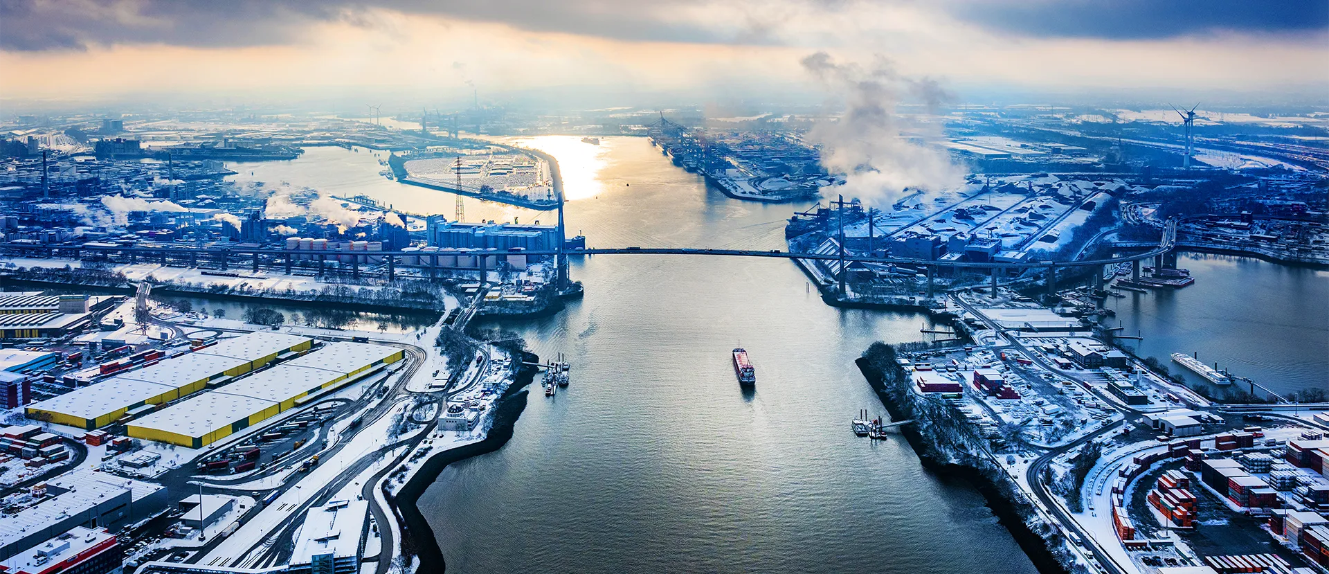 Bird's eye view of a port in winter (Photo)